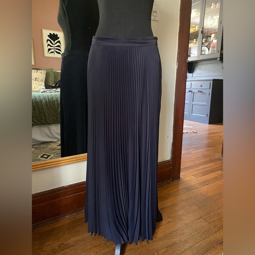 Tory Burch poly., accordion pleated, midi rich navy blue skirt, size 8, 35”L